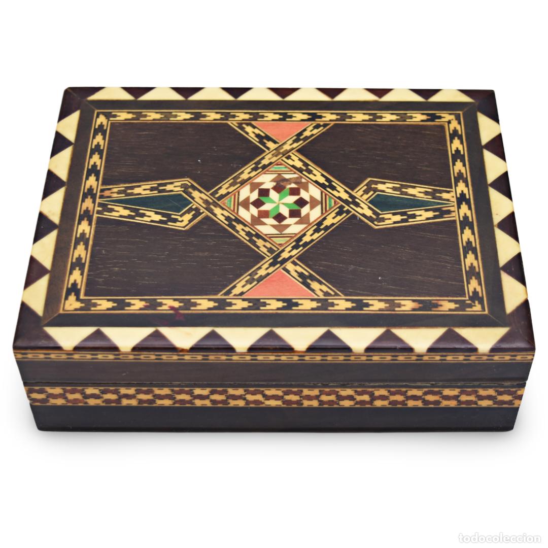 Cajas de puros: Caja cigarrera de taracea