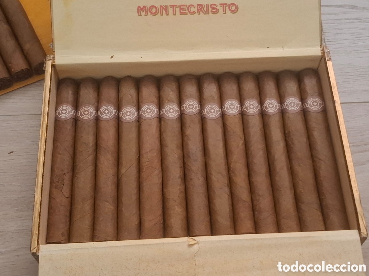 Cajas de puros: Caja de puros habanos Montecristo n&ordm; 3 abierta que contiene 16 puros + 3 otros habanos de regalo
