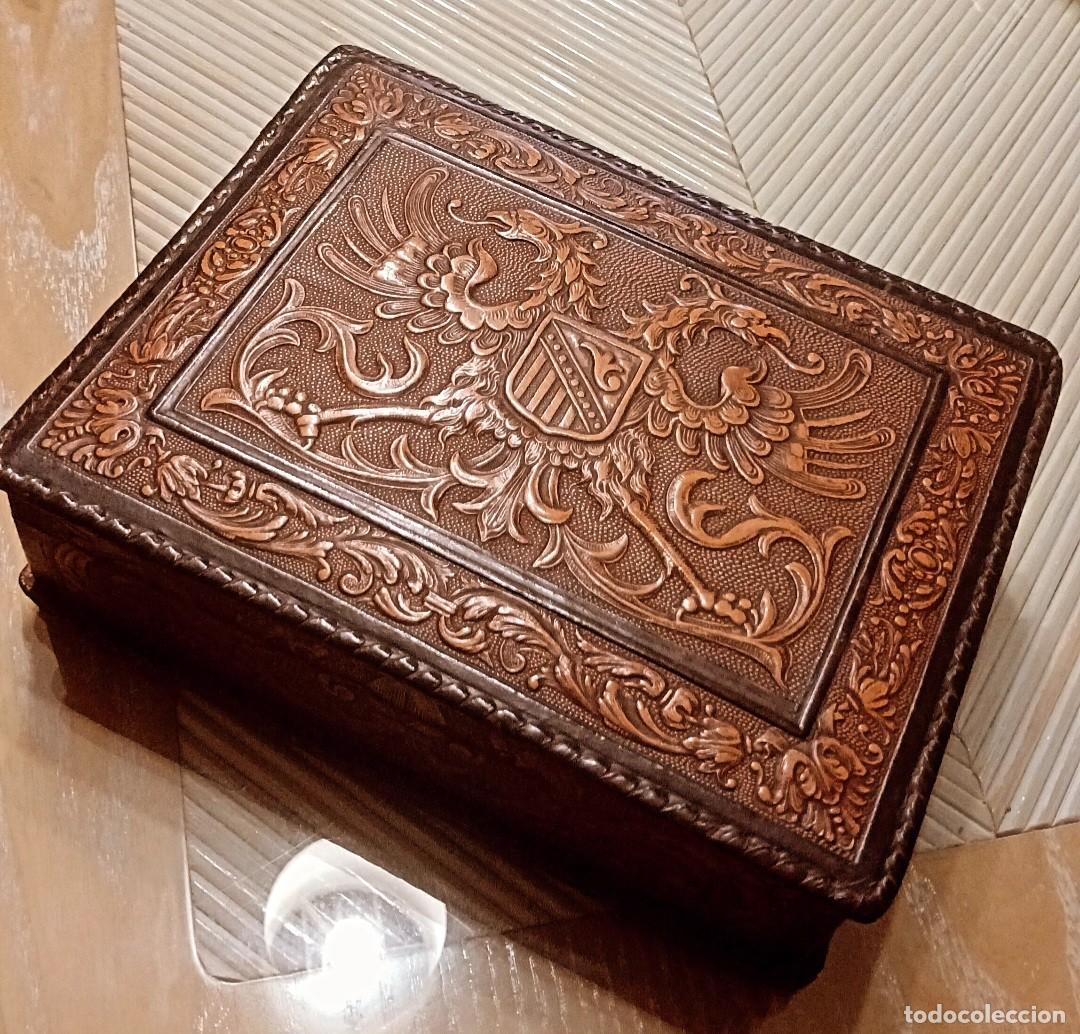 Cajas de puros: CAJA DE PUROS de LUJO 1950s de Cuero Repujado y Madera, con acabado her&aacute;ldico