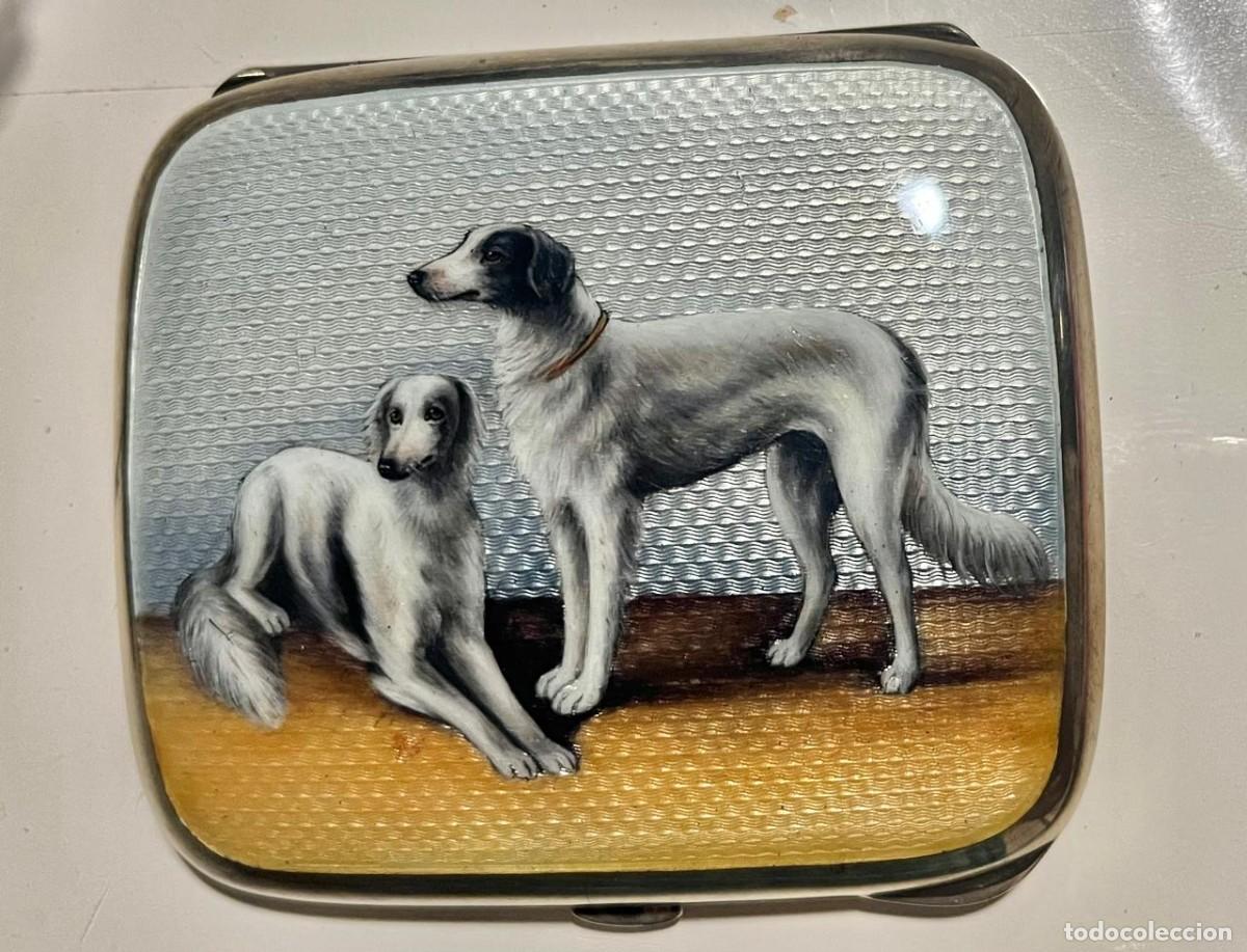 Caixas de Charutos: Exquisita pitillera antigua de plata de ley 900 y esmalte guilloche de perros
