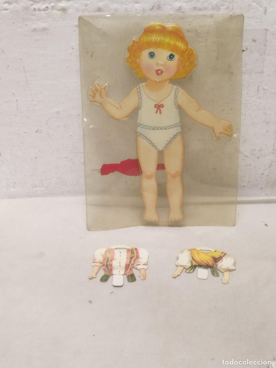 Coleccionismo recortables: Antiguo recortable de mu&ntilde;eca, con dos accesorios de ropa. - Foto 1