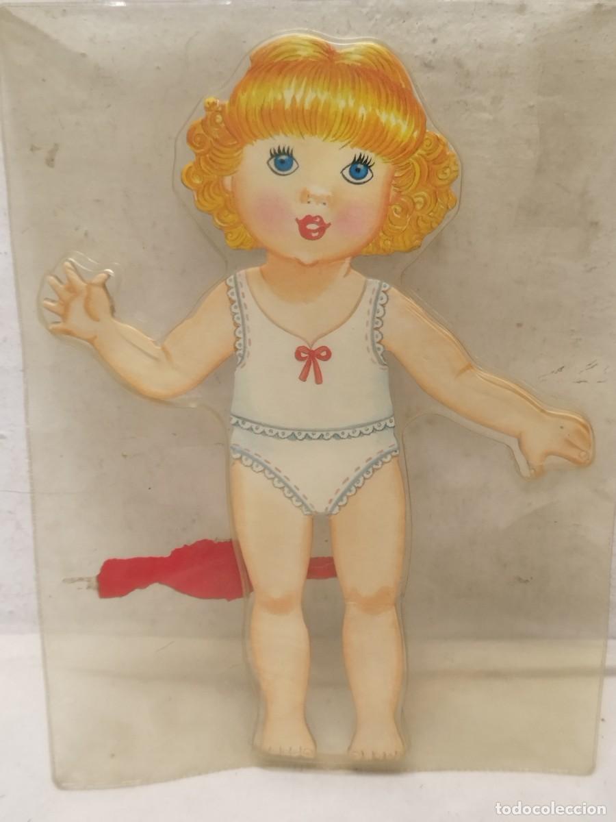Coleccionismo recortables: Antiguo recortable de mu&ntilde;eca, con dos accesorios de ropa. - Foto 2