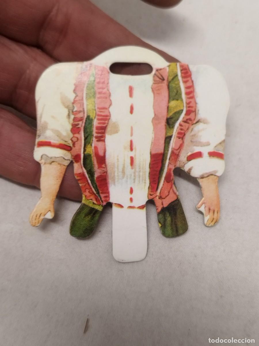Coleccionismo recortables: Antiguo recortable de mu&ntilde;eca, con dos accesorios de ropa. - Foto 5