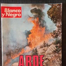 Coleccionismo de Revista Blanco y Negro: BLANCO Y NEGRO Nº 3355 - AÑO 1976 - ARDE EL PAIS -. Lote 339871078