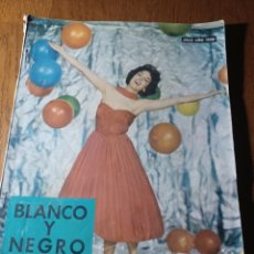 Coleccionismo de Revista Blanco y Negro: REVISTA 1957 SAHARA ESPAÑOL 12 FOTOS. SARA MONTIEL 4 FOTOS.MARCELIANO SANTAMARIA 29 SALON DE OTOÑO. Lote 344006408