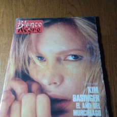 Coleccionismo de Revista Blanco y Negro: REVISTA 1989 KIM BASINGER.HASSAN II VISITA ESPAÑA. LOS NIKIS.EL EQUIPO CRONICA. Lote 358602845