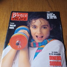 Coleccionismo de Revista Blanco y Negro: REVISTA 1990 SIGFRIDO MARTÍN BEGUE ERIC CLAPTON. EN CASA DE RICARDO REQUEJO