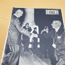 Coleccionismo de Revista Destino: REVISTA DESTINO AÑO 1957 Nº1056 UN APRETON DE MANOS HISTORICO