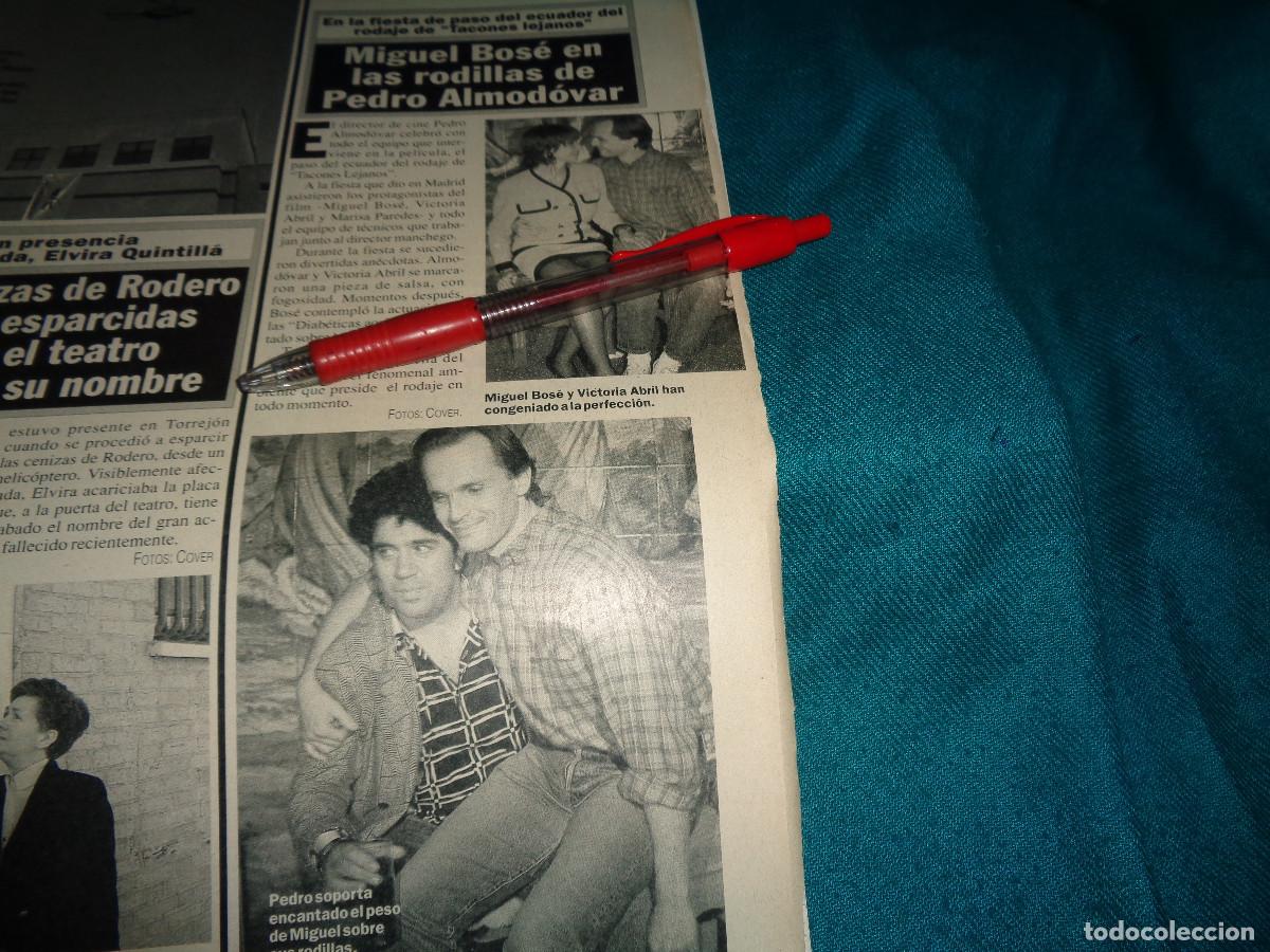 Coleccionismo de Revista Diez Minutos: RECORTE : MIGUEL BOSE, EN LAS RODILLAS DE PEDRO ALMODOVAR. DIEZ MINUTOS, JUNIO 1991