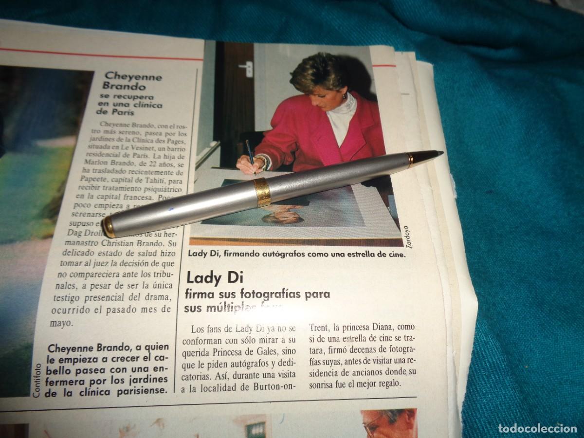 Coleccionismo de revistas: RECORTE : LADY DI, FIRMA SUS FOTOS PARA SUS FANS. LECTURAS, FBRO 1991