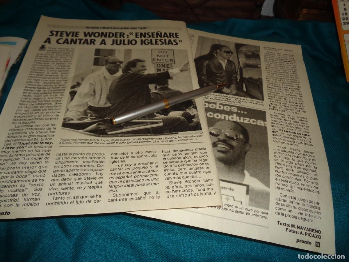 Coleccionismo de revista Pronto: RECORTE : STEVIE WONDER : &rdquo;ENSE&Ntilde;ARE A CANTAR A JULIO IGLESIAS&rdquo;. PRONTO, DCBRE 1985