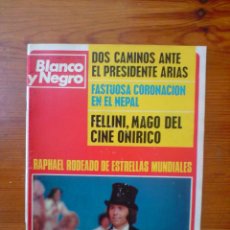 Coleccionismo de Revistas y Periódicos: REVISTA BLANCO Y NEGRO 3279, DE MARZO 1975. RAPHAEL, FELLINI, PRESIDENTE ARIAS. MUY BUEN ESTADO