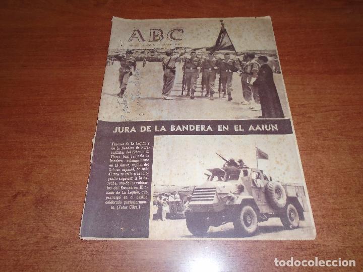 Coleccionismo de Revistas y Peri&oacute;dicos: RECORTE DE PRENSA 1961: PORTADA ABC CON JURA DE BANDERA EN EL AAIUN, LEGI&Oacute;N Y BRIGADA PARACAIDISTA