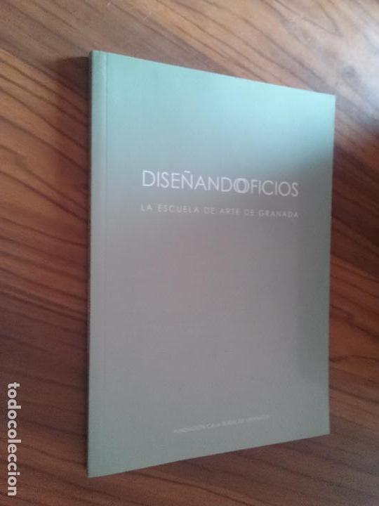 Collectionnisme de Revues et Journaux: DISE&Ntilde;ANDO OFICIOS. LA ESCUELA DE ARTE DE GRANADA. CAT&Aacute;LOGO SOBRE ESTA ESCUELA. caj 62