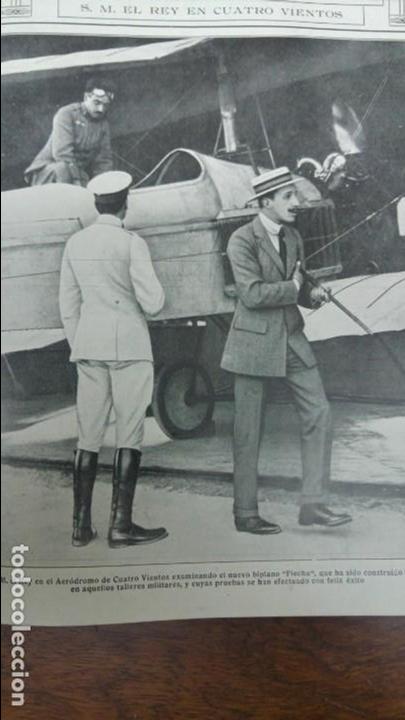 Collezionismo di Riviste e Giornali: EL REY ALFONSO XIII EN EL AERODROMO DE CUATRO VIENTOS BIPLANO -FLECHA- HOJA 1915