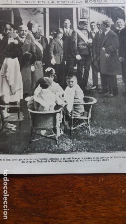 Coleccionismo de revistas y peri&oacute;dicos: ALFONSO XIII CON ALGUNOS CONGRESISTAS VISITANDO ESCUELA BOSQUE JARDINES RETIRO HOJA REVISTA A&Ntilde;O 1919