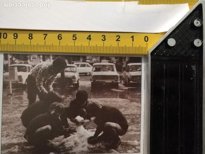 Coleccionismo de revistas y peri&oacute;dicos: antiguo recorte informacion grafica : coches seat 600 y gran granizada en sevilla 1972