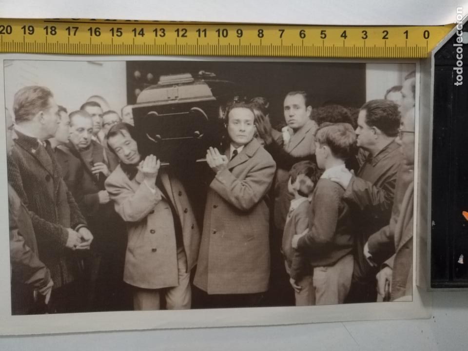 Coleccionismo de Revistas y Peri&oacute;dicos: antiguo recorte informacion grafica : muerte del actor antonio marcelo feretro  juanito valderrama