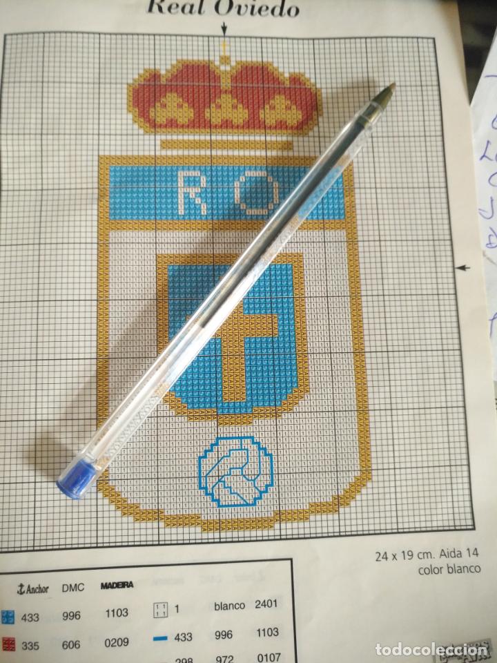 Collezionismo di Riviste e Giornali: hoja para hacer escudo de futbol en punto de cruz esquema OVIEDO - MERIDA EN SU TRASERA