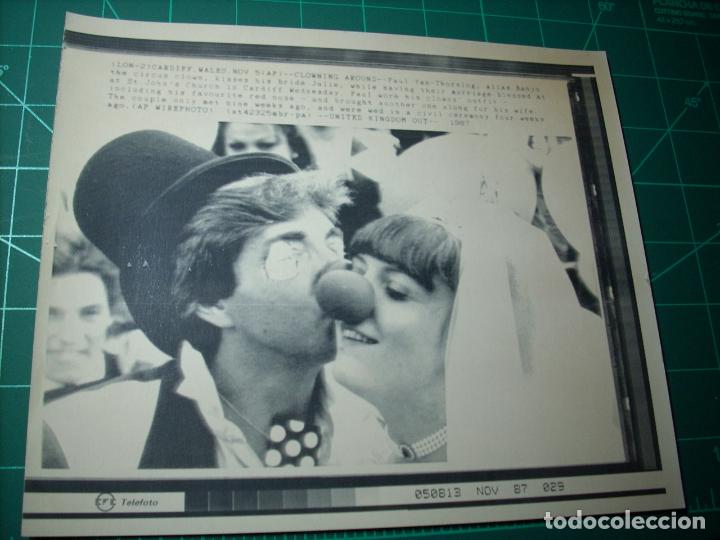 Coleccionismo de Revistas y Peri&oacute;dicos: CARDIFF 5 NOV 1987 CLOWN WEDDING - FOTO TELETIPO -TELEFOTO EFE