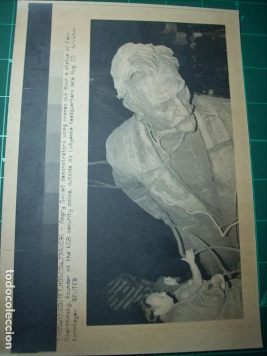 Collection Magazines and Newspapers: MOSCOW 23 AUG 1991 PULL DOWN STATUE OF FELIX DZERZHINSKY-FOUNDER OF KGB -TELETIPO REUTER PHOTO