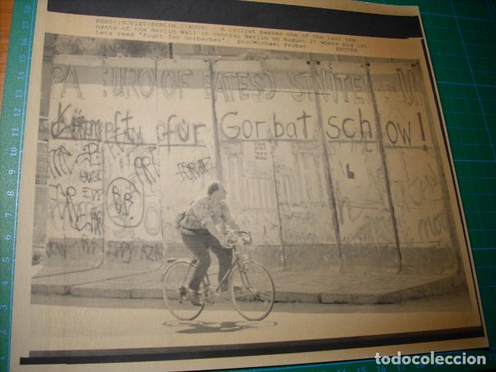 Coleccionismo de Revistas y Peri&oacute;dicos: BERLIN WALL-AUGUST 1991.FIGHT FOR GORBACHEV TELEFOTO REUTER PHOTO TELETIPO MICHAEL PROBST