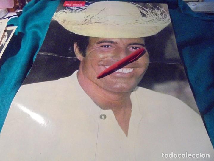 Coleccionismo de Revistas y Peri&oacute;dicos: RECORTE : POSTER : JULIO IGLESIAS. 46 X 33 CM. SEMANA, JUNIO 1977(#)