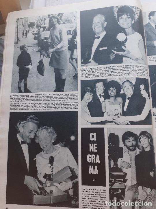 Sammeln von Zeitschriften und Zeitungen: AUDREY HEPBURN MAURICE CHEVALIER VANESSA REDGRAVE