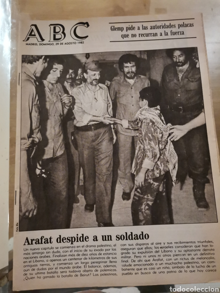 Coleccionismo de Revistas y Peri&oacute;dicos: 1.2 ABC 29 agosto 1982. Yasser Arafat despide a un soldado.