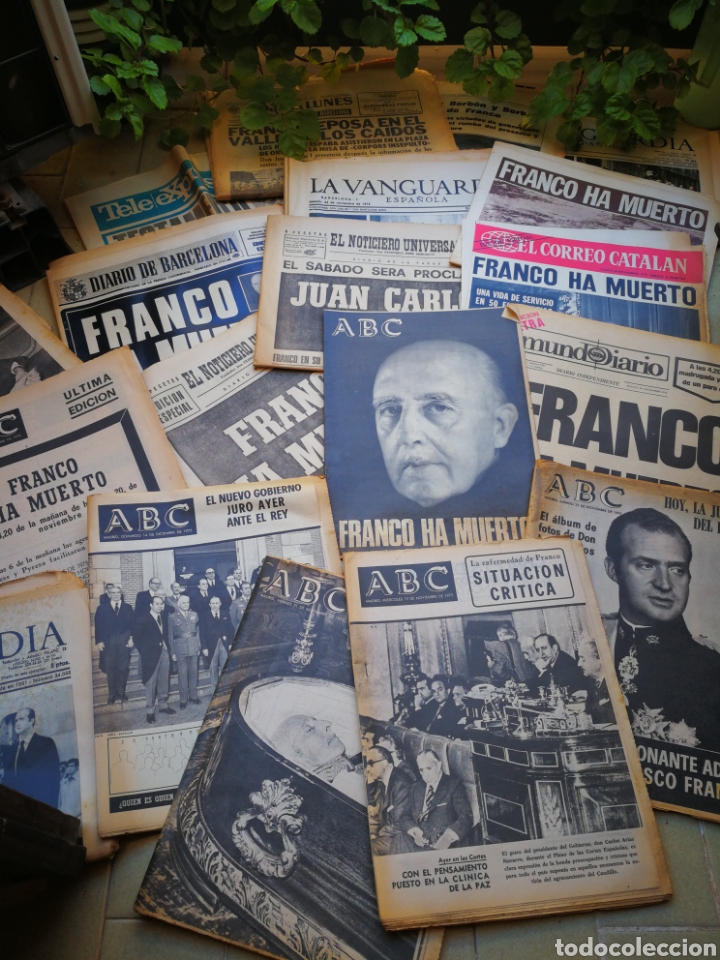 Collectionnisme de Revues et Journaux: INCRE&Iacute;BLE LOTE DE 20 PERI&Oacute;DICOS NACIONALES LA MUERTE DE FRANCO, DICIEMBRE 1975.DIF&Iacute;CIL!!!