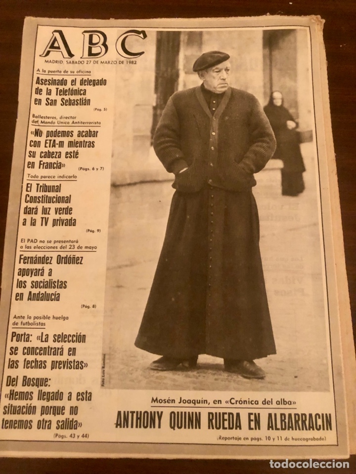Coleccionismo de Revistas y Peri&oacute;dicos: PERI&Oacute;DICO ABC 27 MARZO 1982. ANTHONY QUINN RUEDA EN ALBARRACIN