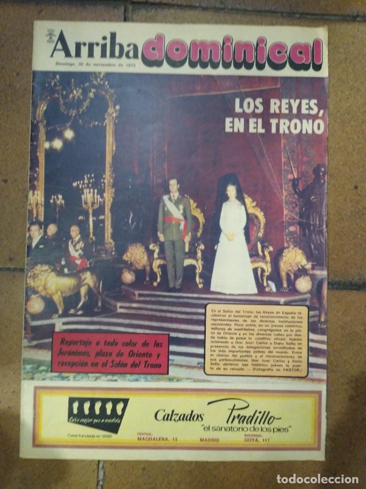 Coleccionismo de Revistas y Peri&oacute;dicos: Arriba dominical 30 noviembre de 1975 Los Reyes en el trono