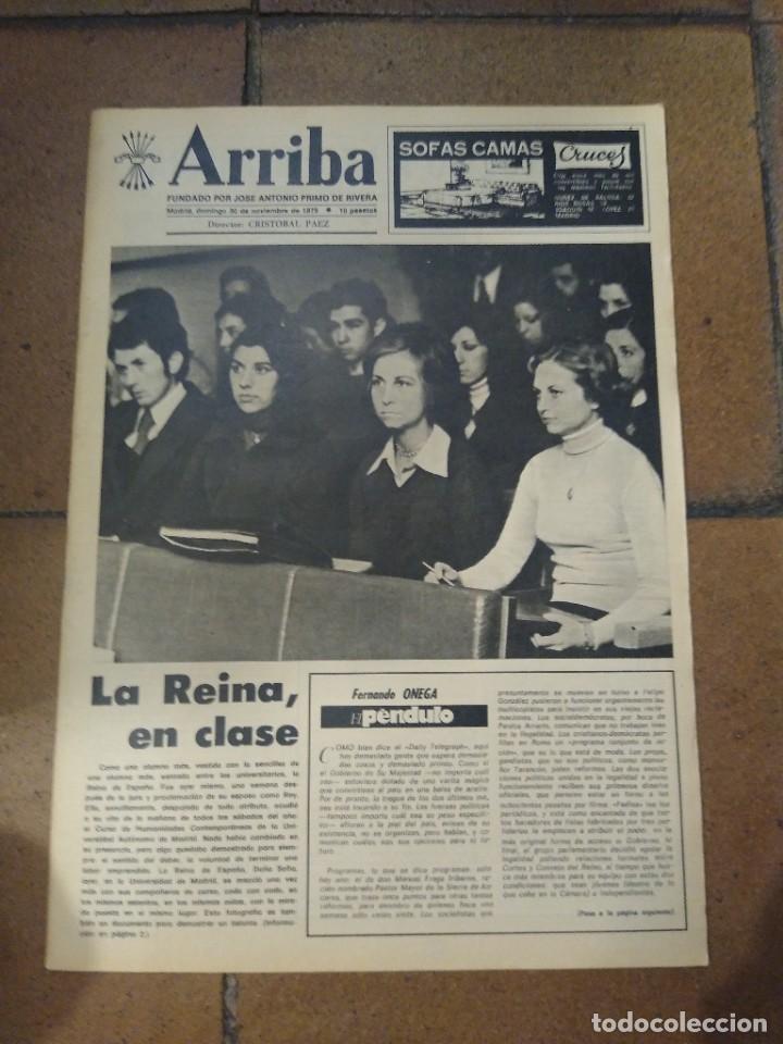 Coleccionismo de Revistas y Peri&oacute;dicos: PERI&Oacute;DICO ARRIBA DEL 30 DE NOVIEMBRE DE 1975 LA REINA EN CLASE