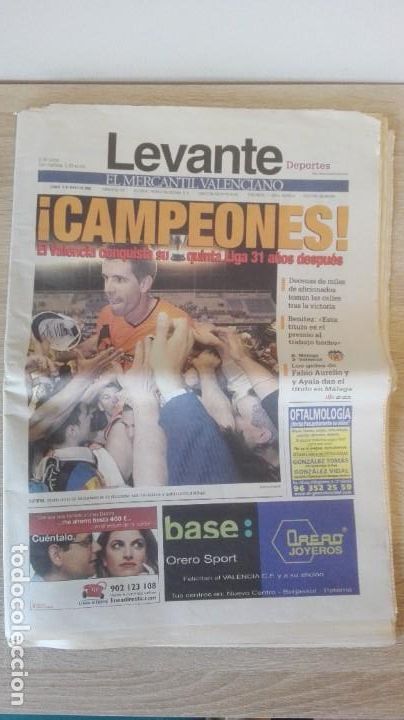 Coleccionismo de revistas y peri&oacute;dicos: &iexcl; CAMPEONES ! M&Aacute;LAGA -VALENCIA CF 0-2, LA QUINTA LIGA 31 A&Ntilde;OS DESPUES, LEVANTE EMV 06/05/2002.