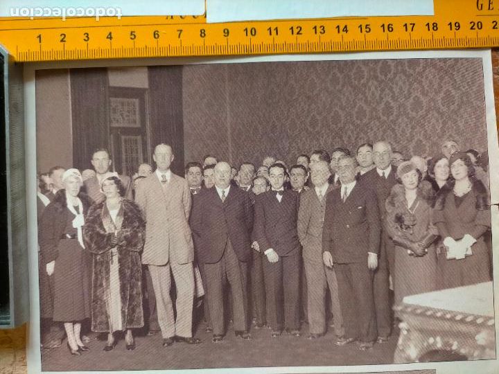 Collection Magazines and Newspapers: antiguo recorte informacion grafica : SEVILLA 1933 autoridades ministros indalecio prieto y alcalde