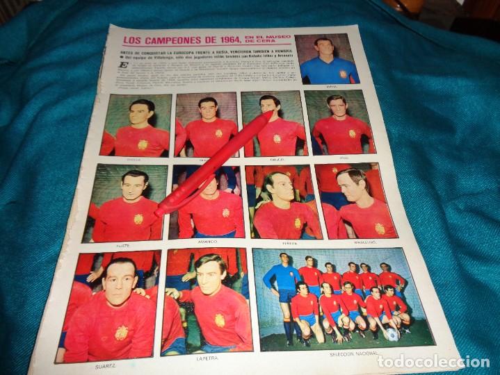 Coleccionismo de revistas y peri&oacute;dicos: RECORTE : LOS CAMPEONES DE LA EUROCOPA DE 1964, EN EL MUSEO DE CERA. AS COLOR, OCTBRE 1972#)