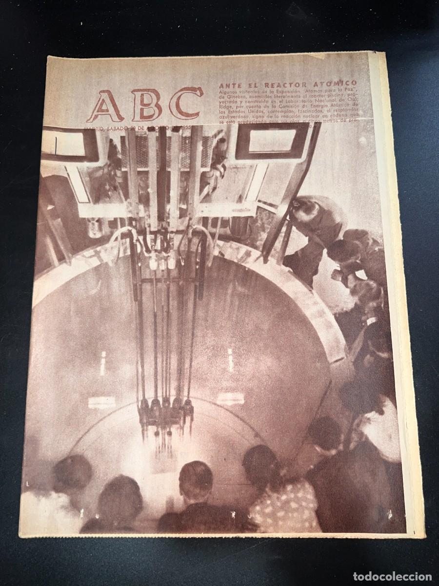 Coleccionismo de revistas y peri&oacute;dicos: ABC. AGOSTO 1955. N&ordm; 15429. VISITANTES ANTE EL REACTOR ATOMICO. LEER