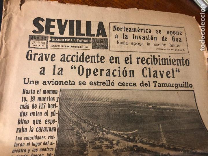 Coleccionismo de revistas y peri&oacute;dicos: SEVILLA DIARIO DE TARDE MARTES 19 DICIEMBRE 1961, GRAVE ACCIDENTE,OPERACION CLAVEL