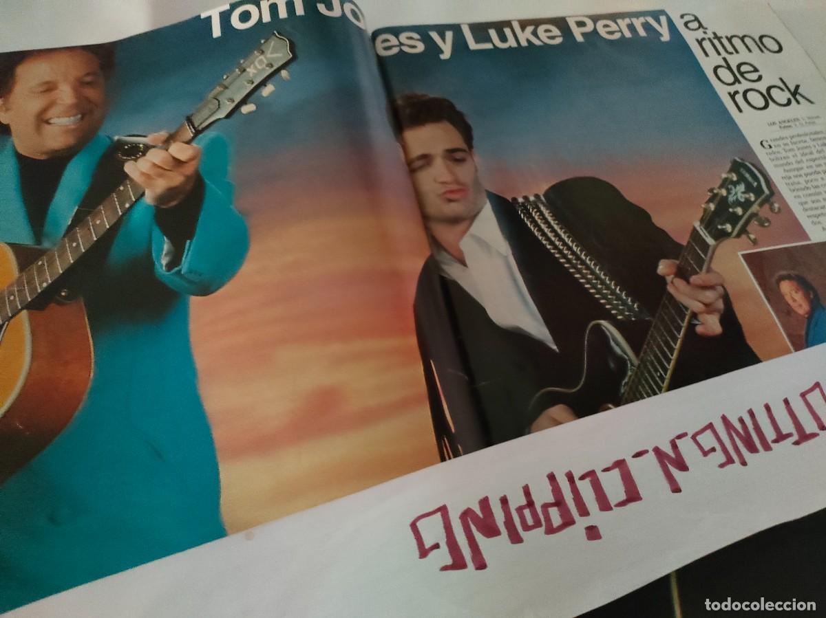 Coleccionismo de Revistas y Peri&oacute;dicos: Clipping_RL921206_ LUKE PERRY, TOM JONES