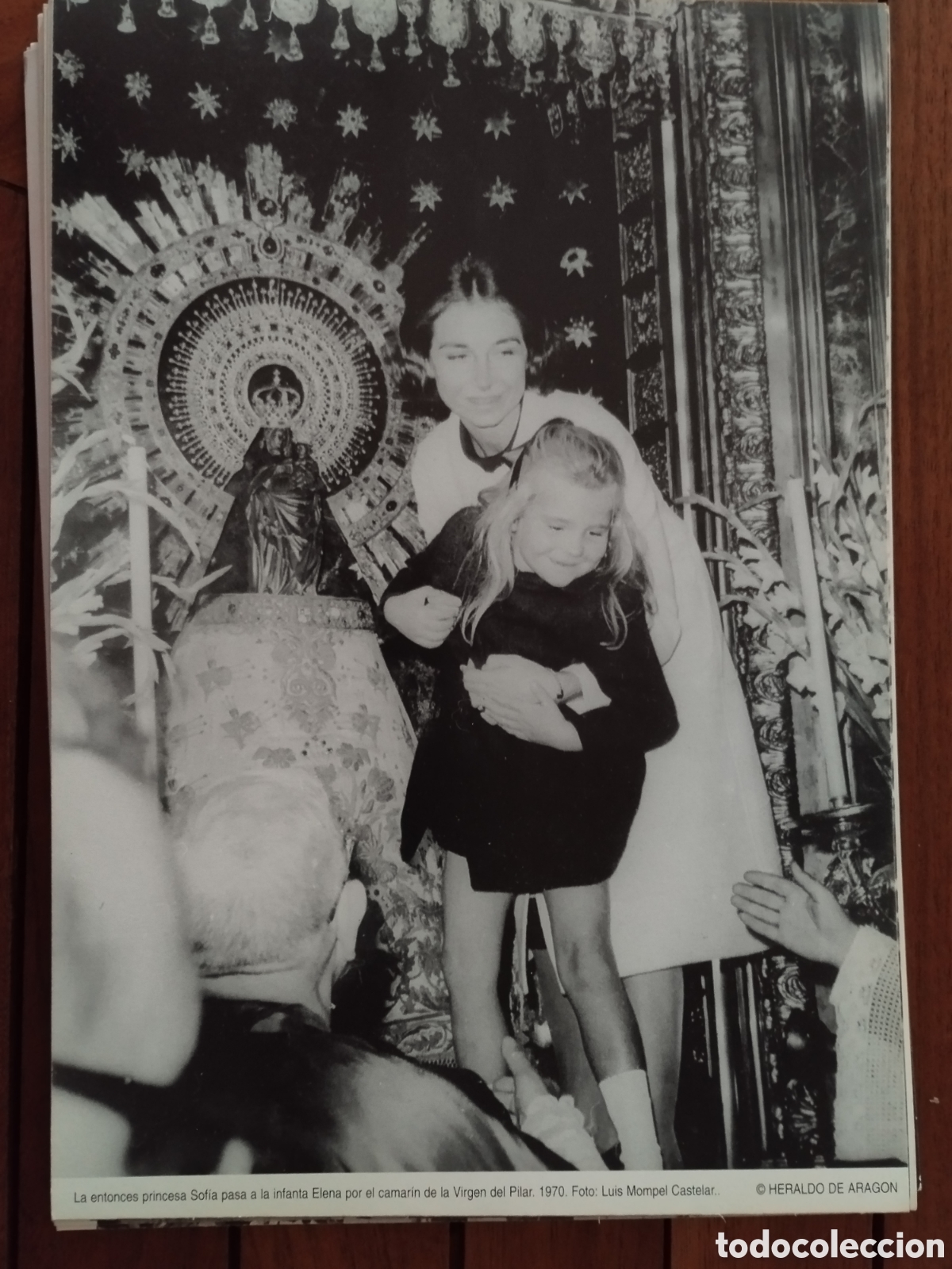 Coleccionismo de Revistas y Peri&oacute;dicos: Heraldo de Arag&oacute;n. La Princesa Sof&iacute;a pasa a la infanta Elena por el camar&iacute;n de la Virgen del Pilar
