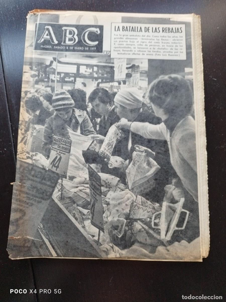 Coleccionismo de Revistas y Peri&oacute;dicos: PERIODICO ABC: 8-1-1977 / LA BATALLA DE LAS REBAJAS