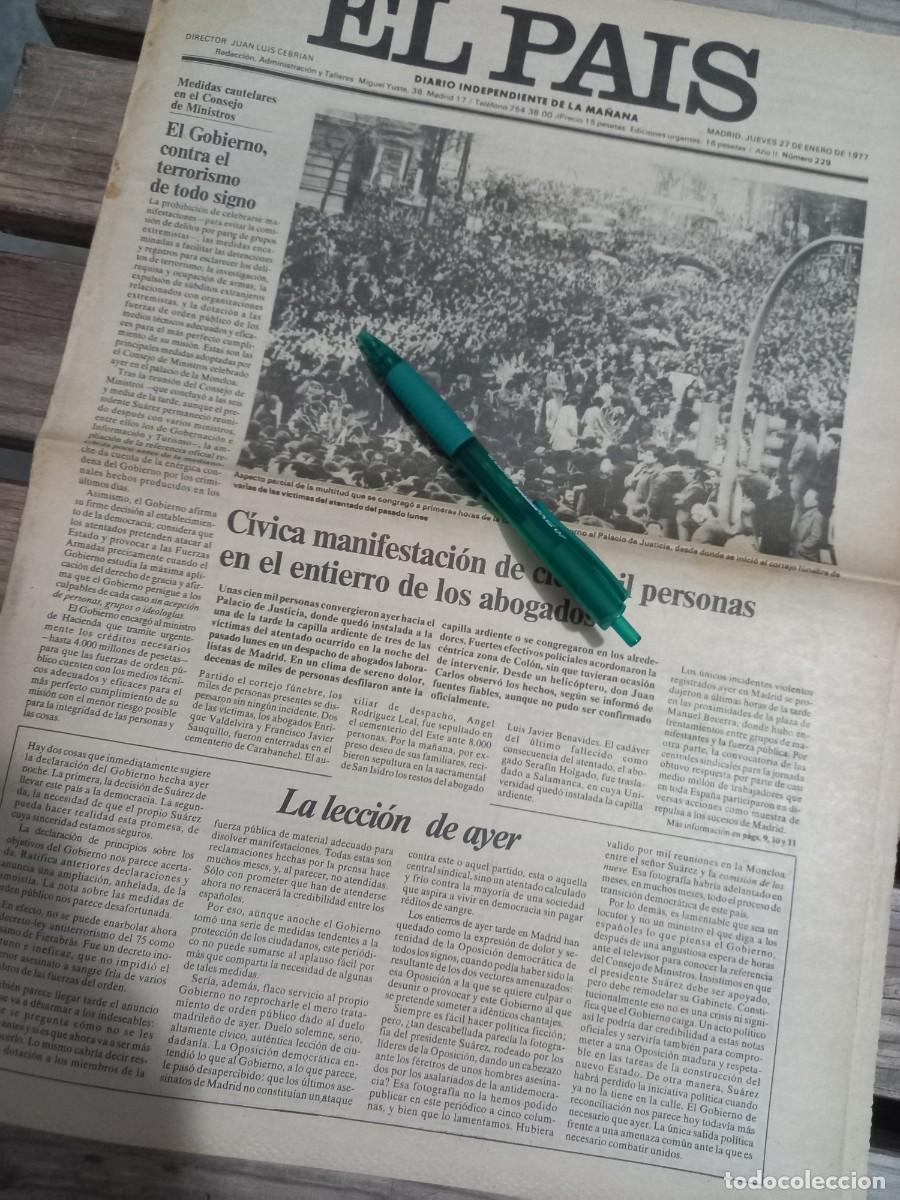 Coleccionismo de Revistas y Peri&oacute;dicos: TRANSICI&Oacute;N SEMANA NEGRA MANIFESTACI&Oacute;N POR ASESINATOS DE LOS ABOGADOS DE ATOCHA EL PA&Iacute;S 27 ENERO 1977