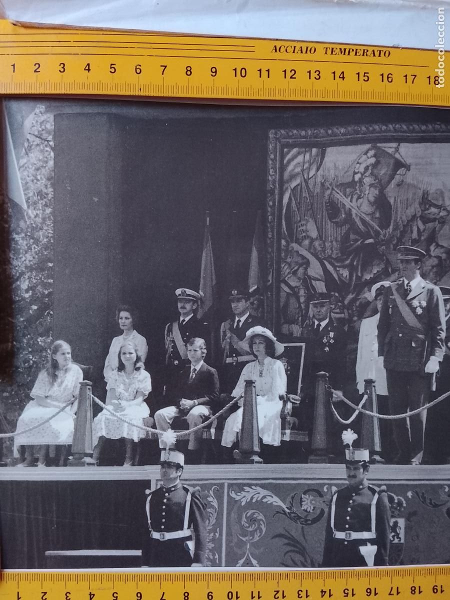 Coleccionismo de Revistas y Peri&oacute;dicos: SEVILLA antiguo recorte informacion grafica : DESFILE FUERZAS ARMADAS 1979 LA FAMILIA REAL