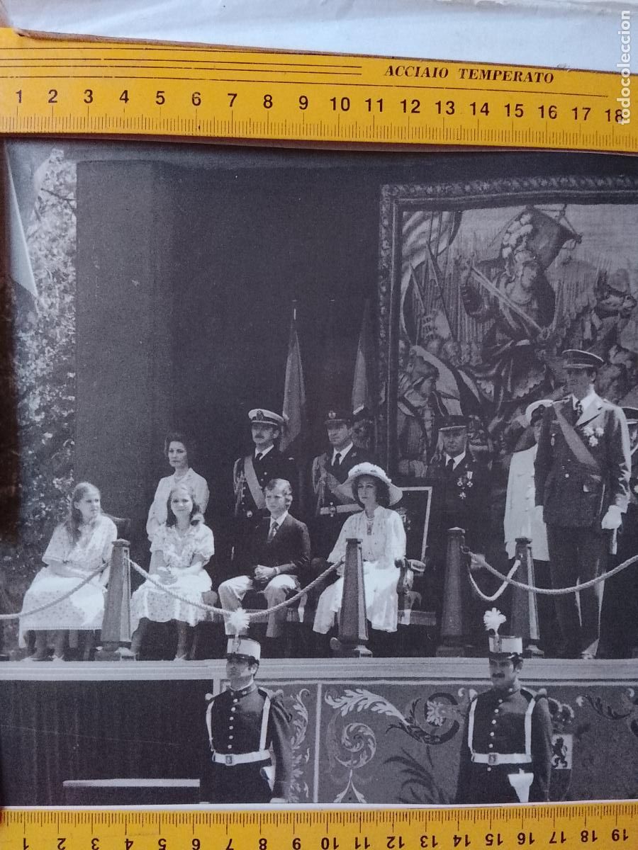 Coleccionismo de Revistas y Peri&oacute;dicos: SEVILLA antiguo recorte informacion grafica : DESFILE FUERZAS ARMADAS 1979 LA FAMILIA REAL