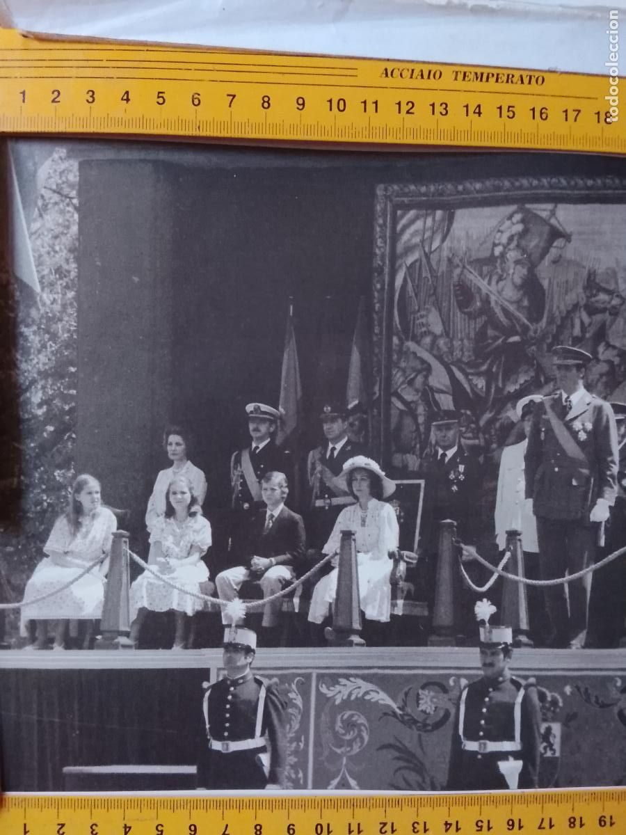 Coleccionismo de Revistas y Peri&oacute;dicos: SEVILLA antiguo recorte informacion grafica : DESFILE FUERZAS ARMADAS 1979 LA FAMILIA REAL