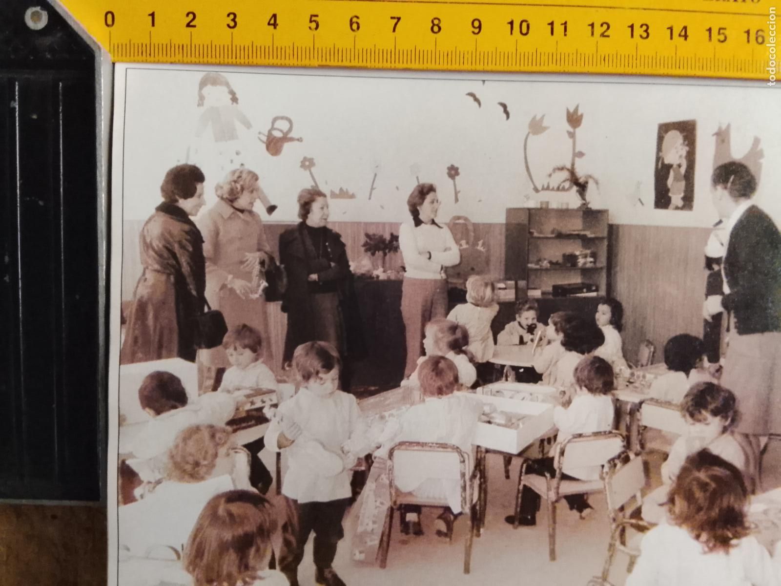 Collectionnisme de Revues et Journaux: SEVILLA RECORTE : JUGUETES DIA DE REYES MAGOS 1975 NI&Ntilde;OS LA GUARDERIA VIRGEN DE LOS REYES SAN PABLO