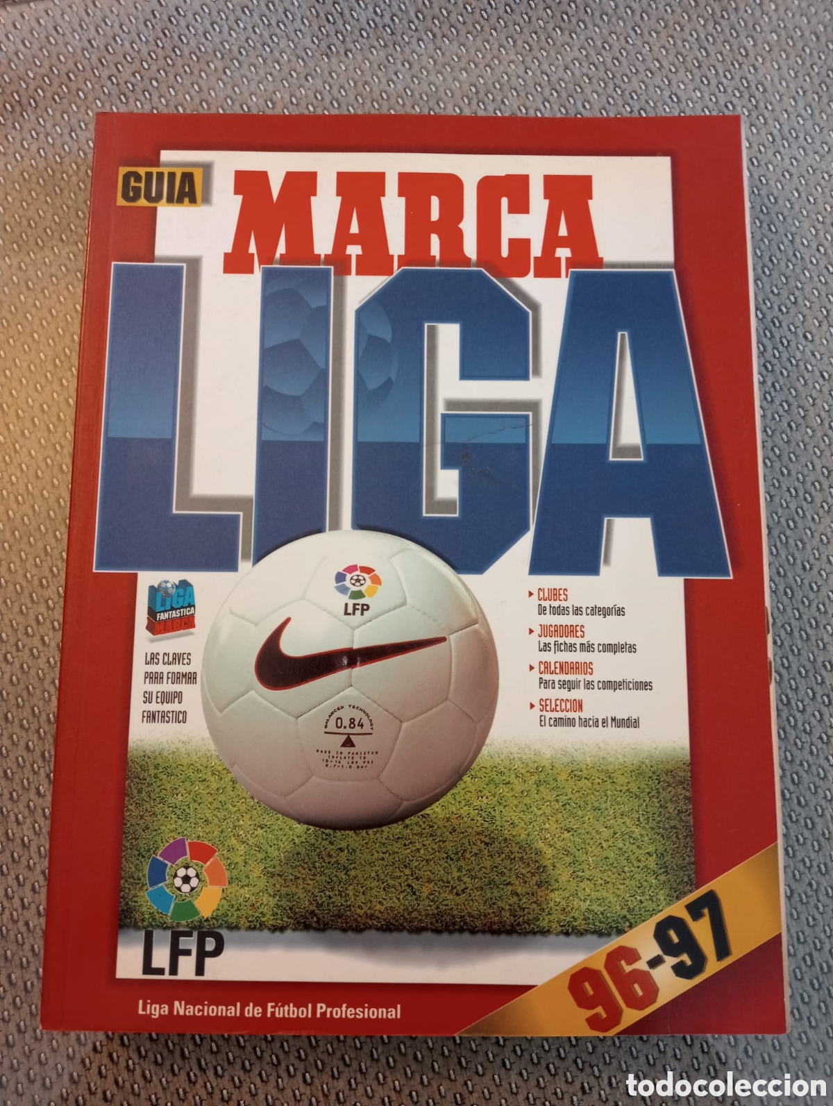 Coleccionismo de Revistas y Peri&oacute;dicos: Marca. Gu&iacute;a Liga. Gu&iacute;a de f&uacute;tbol. 96-97