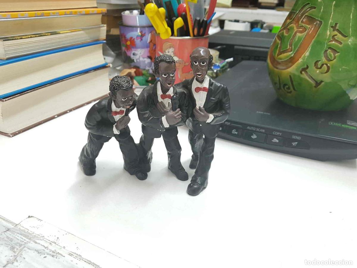 Collectionnisme de Revues et Journaux: Figura: de tres hombres de raza negra con traje y pajarita roja, cantando