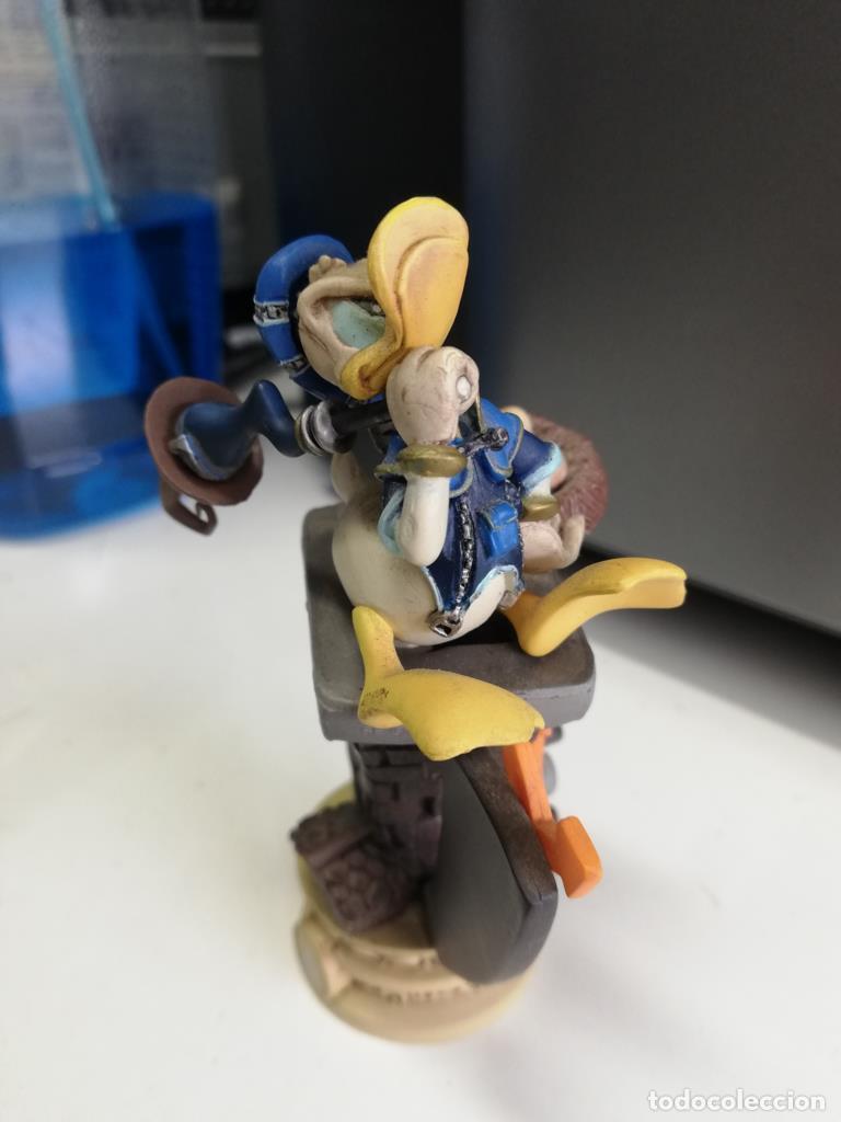 Sammeln von Zeitschriften und Zeitungen: Figura de resina Disney: Pato Donald sentado sobre una chimenea