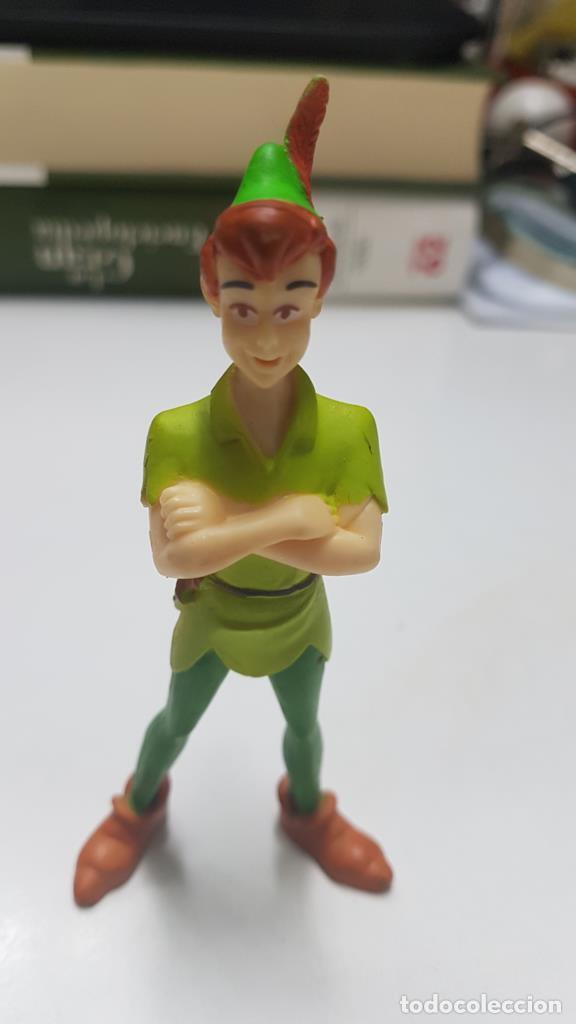 Collection Magazines and Newspapers: Figura de resina: Peter Pan con los brazos cruzados - NULL
